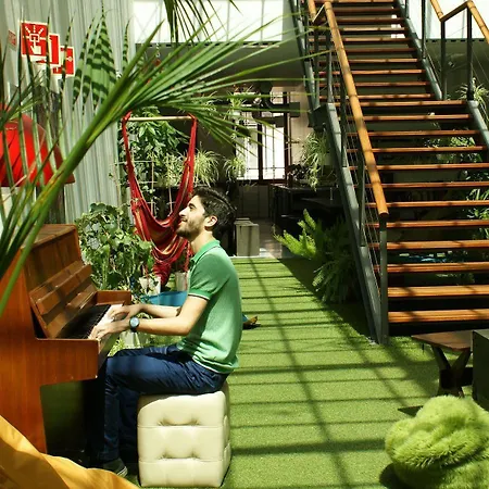 Destination Hostel *